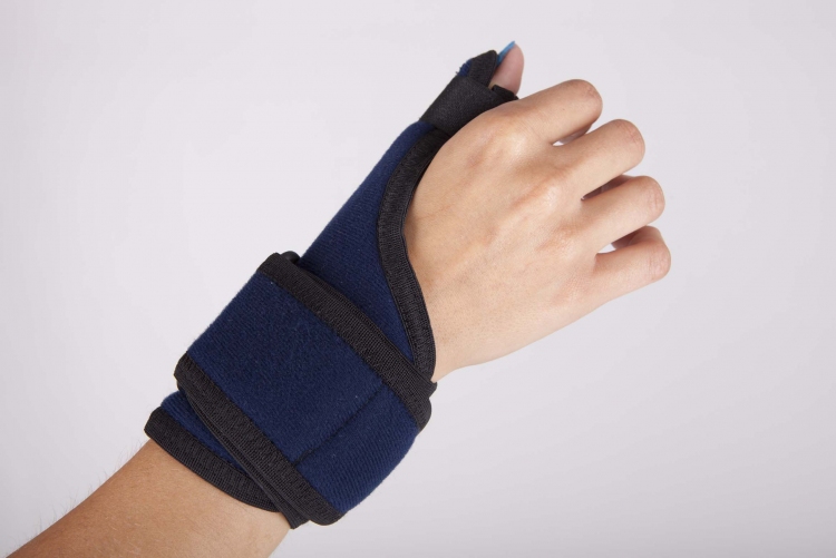 Ортез на палец. Ортез лучезапястный Boxer's Splint. Ортез на 4 5 пястной кости. Ортез на большой палец руки. Фиксирующая повязка на большой палец руки.