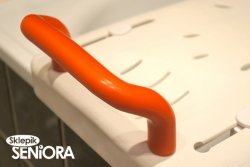 Uniwersalna ławka na wannę z uchwytem.